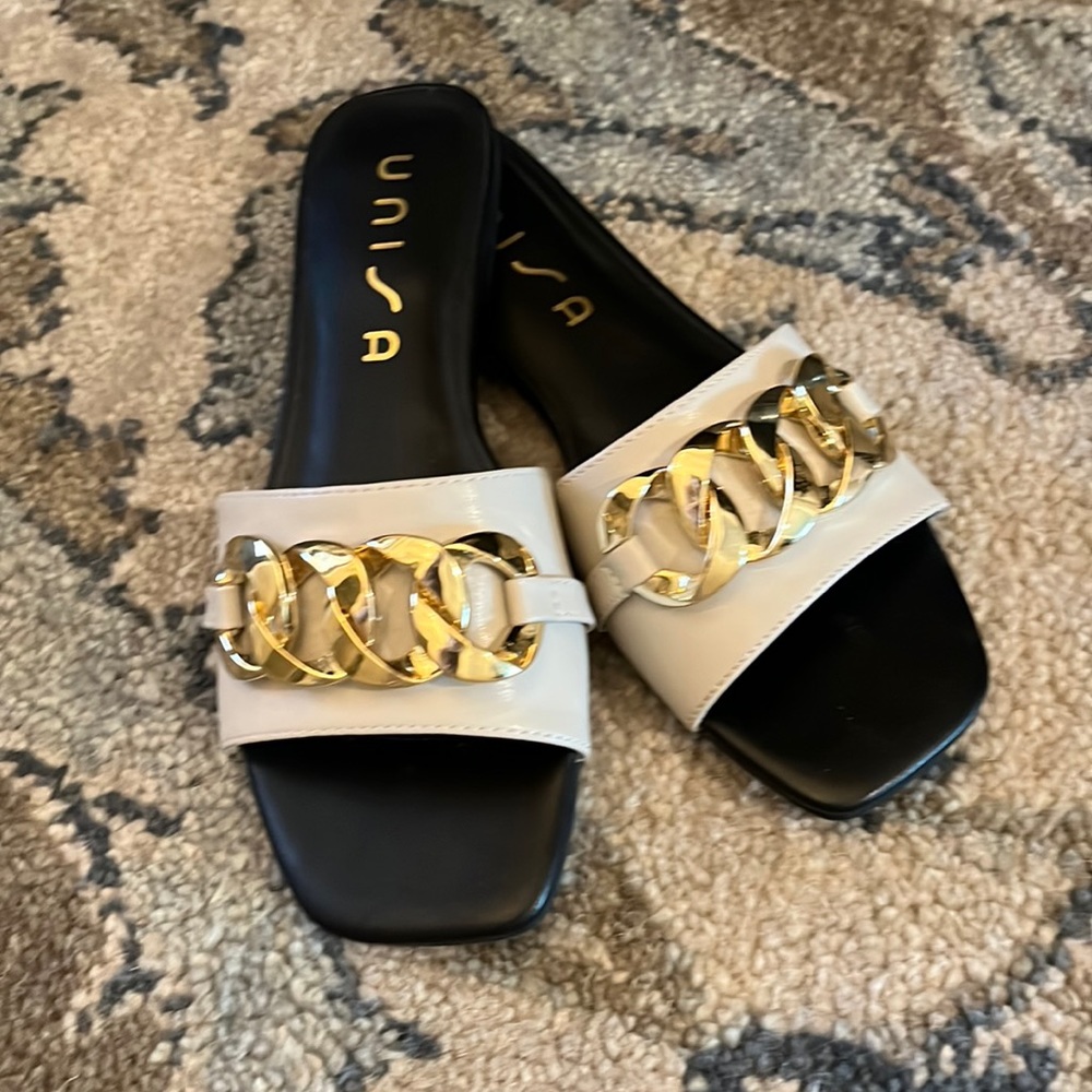 💛🌼UNISA Slide Sandals sz 7M creme with gold chain accents 🌼💛
